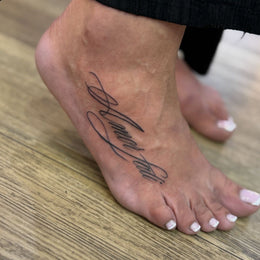 Schriftzug am Fuß – Tattoo aus Köln