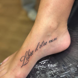 Schriftzug am Fußrist – Tattoo aus Köln