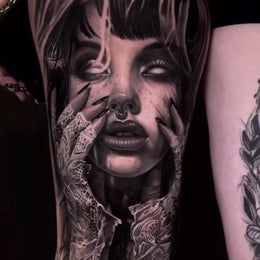 Porträt mit Händen am Unterarm – Tattoo aus Köln