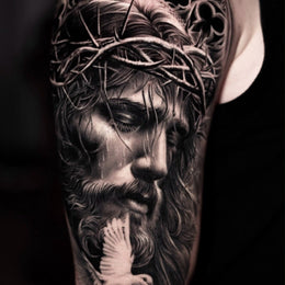 Religiöses Porträt am Oberarm – Tattoo aus Köln