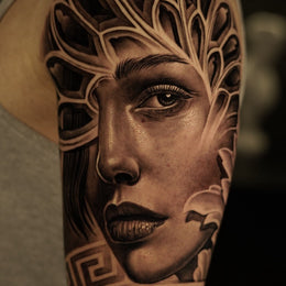 Porträt mit Ornamentik am Unterarm – Tattoo aus Köln