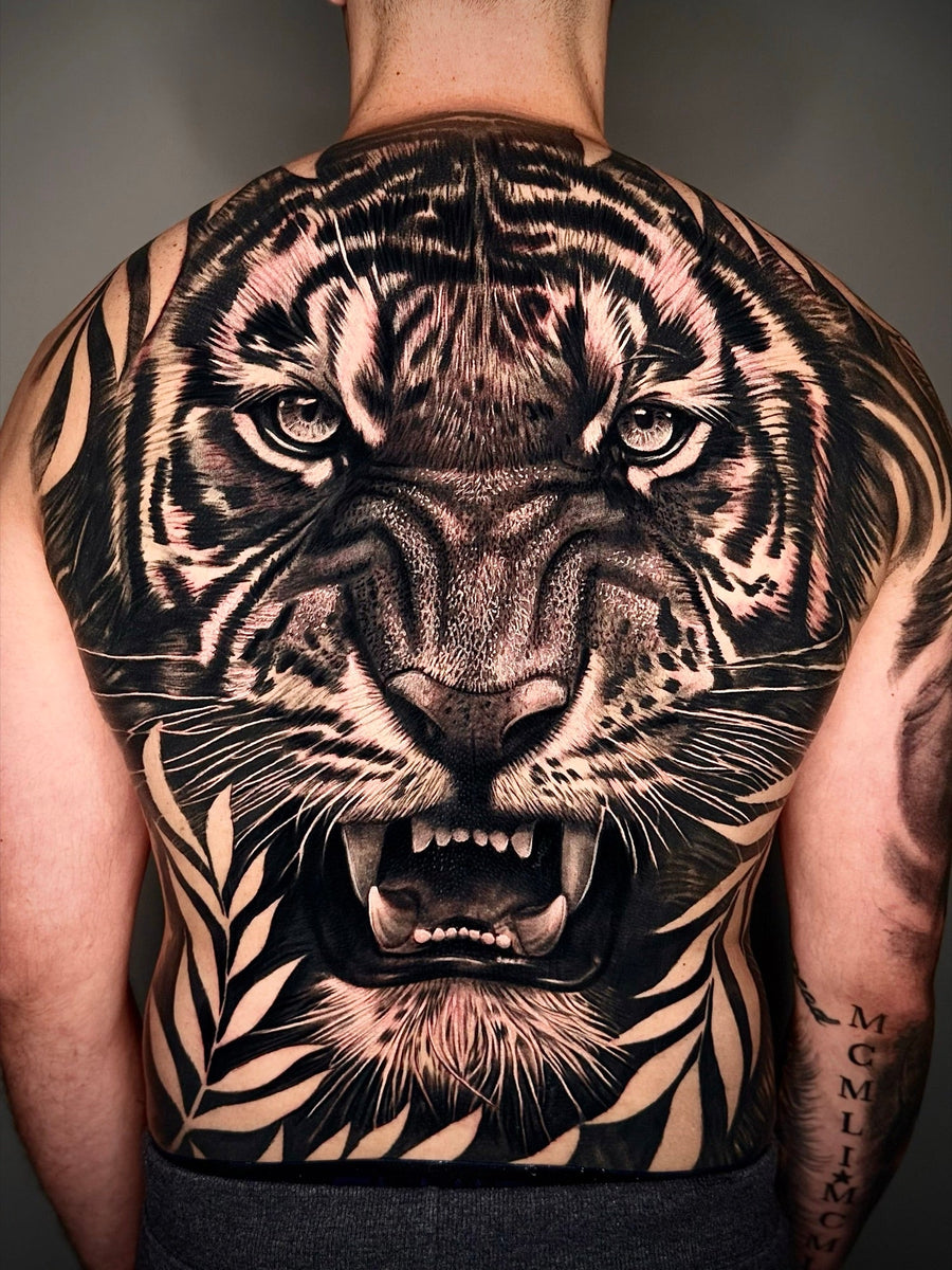 Tiger-Rückentattoo in Schwarz-Grau von Impressive Tattoo Köln