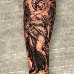 Statue am Unterschenkel – Tattoo aus Köln