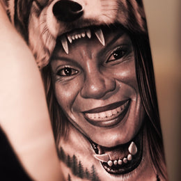 Porträt mit Wolf am Oberarm – Tattoo aus Köln
