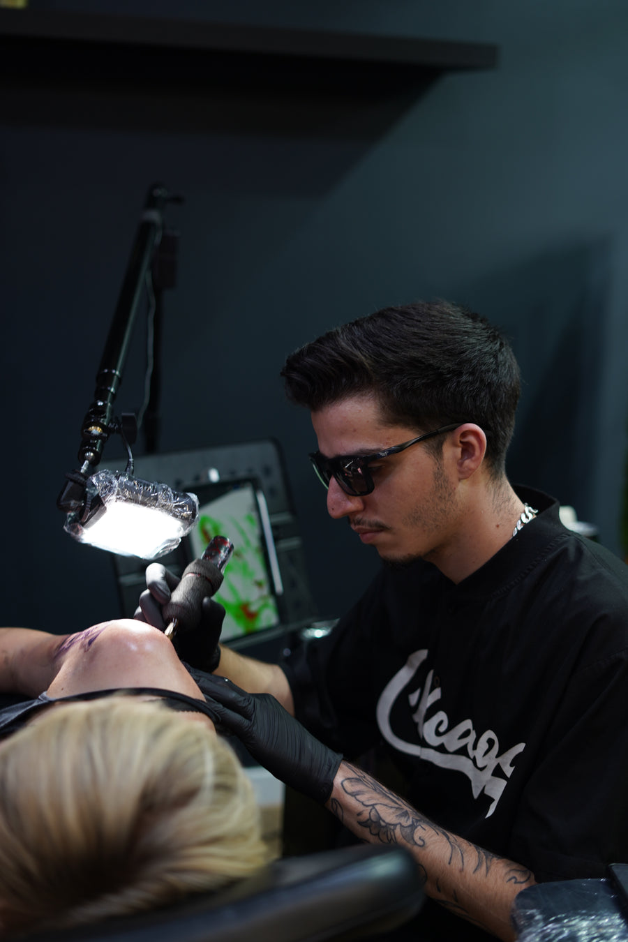 Rafael am Tattowieren
