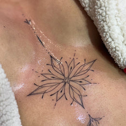 Ornament am Brustbein – Tattoo aus Köln