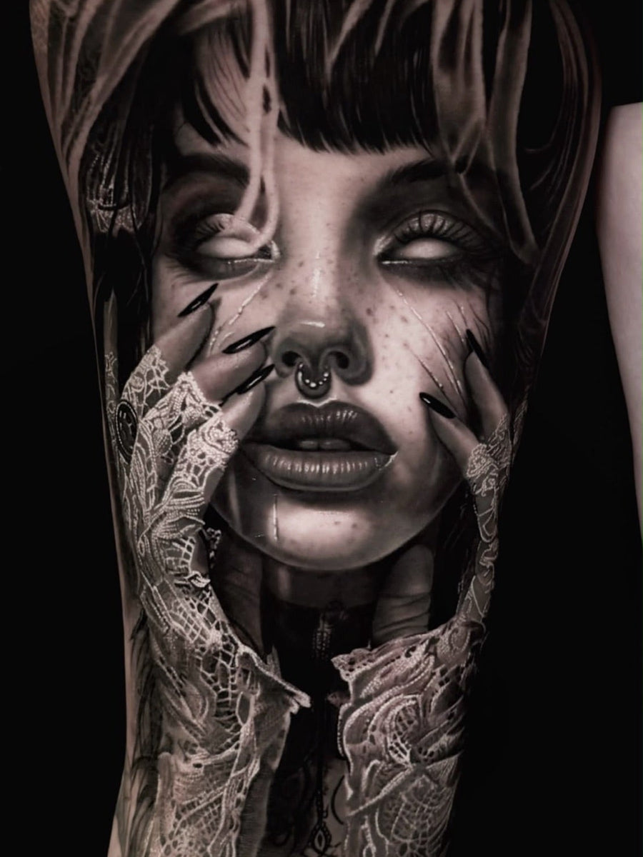 Realismus-Tattoo in Schwarz-Grau von Impressive Tattoo Köln