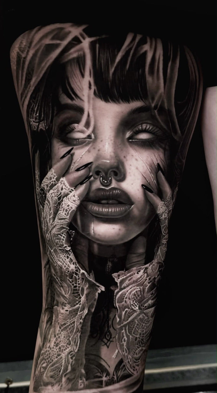 Realismus-Sleeve in Schwarz-Grau von Impressive Tattoo Köln
