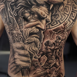 Rückenarbeit in Schwarz-Grau – Tattoo aus Köln