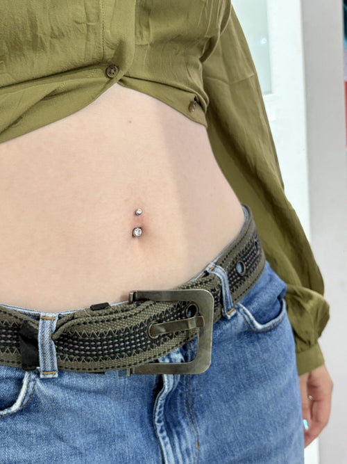 Bauchnabelpiercing mit silbernem Bananenstab