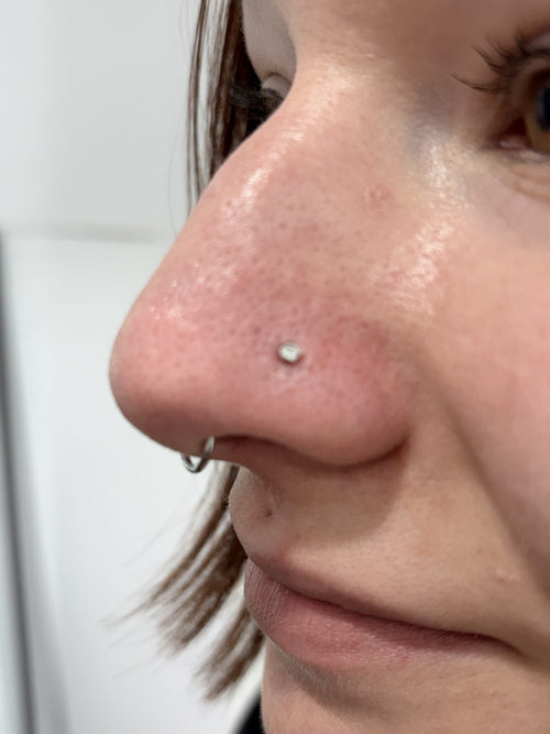 Nasenflügelpiercing mit silbernem Stecker und Ring, Nahaufnahme