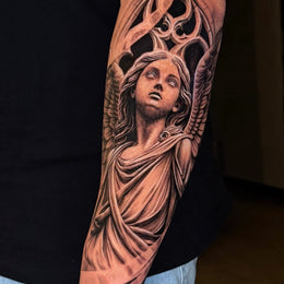 Figur am Unterarm – Tattoo aus Köln