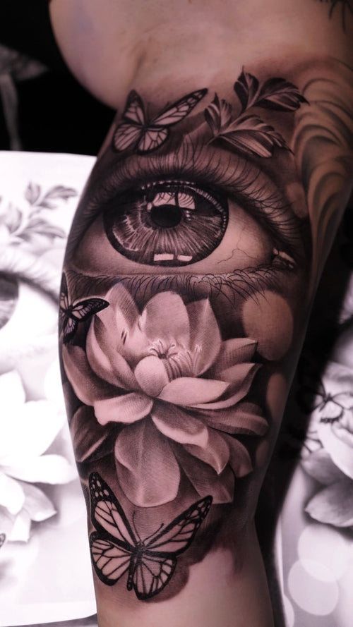 Auge mit Blüten am Unterarm von Walisson