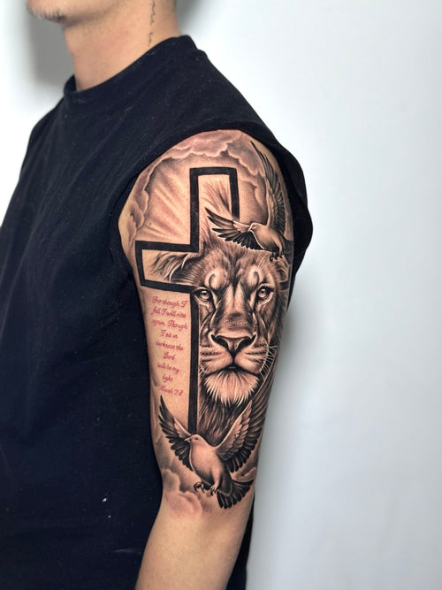 Löwe und Kreuz am Oberarm von Walter Junior