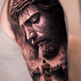 Religiöses Porträt am Oberarm – Tattoo aus Köln